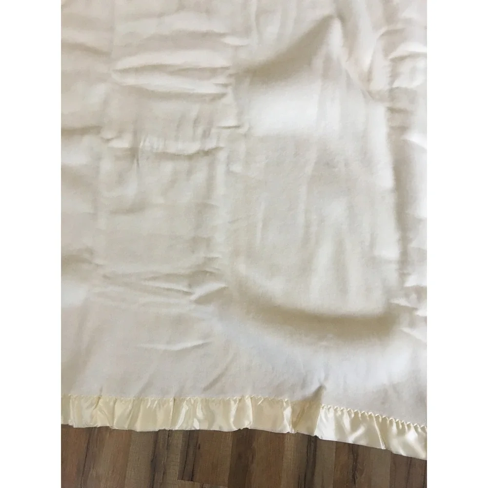 Vintage USA Made Ivory Blanket with Nylon Satin Trim 68